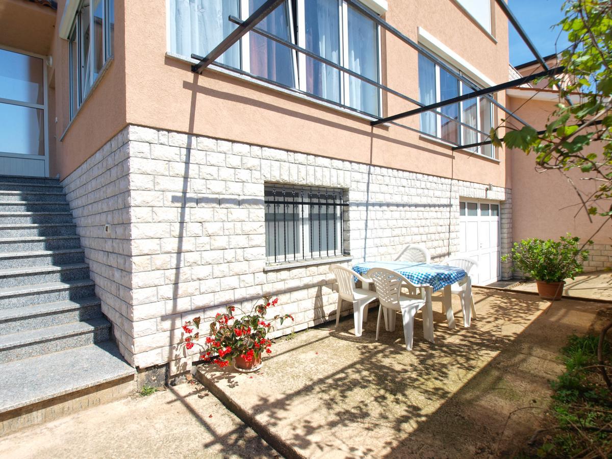 Apartments Edin 1359 Peroj Exterior photo